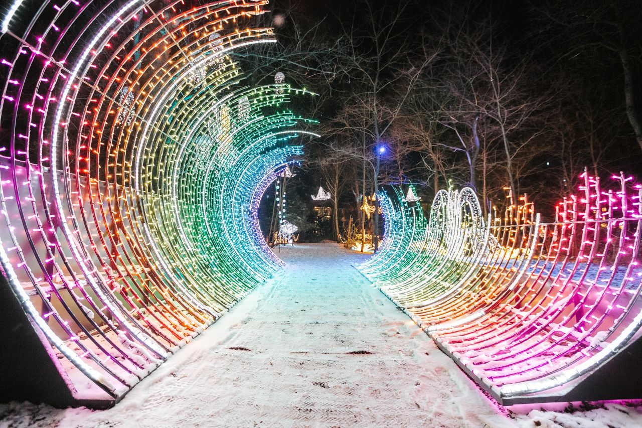 Festliche Weihnachtsbeleuchtung für Innenstädte von MK Illumination bei LUMAGICA Innsbruck – Stadtbeleuchtung Weihnachten, die Menschen verbindet.